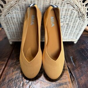 MIA Women's Mustard Aubrie Fabric stretch Racing Stripe Flat Shoes, Size 7